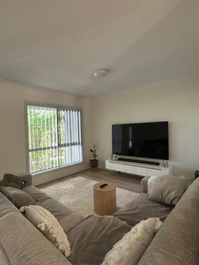 3BR family home, townhouse with free community pool and tennis court access